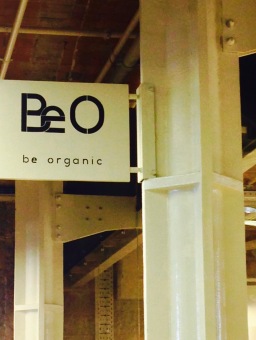 marseillefaitmaison-marseille-fait maison-restaurant-bio-magasin bio-epicerie bio-bar à vin-vegan-végétarien-végétalien-la table be organic-enseigne be o-les docks